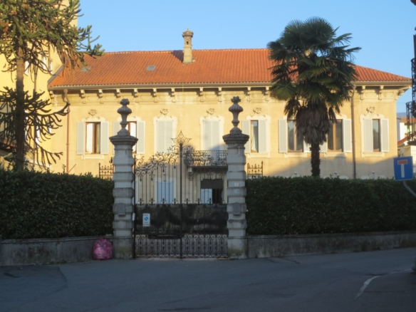 Villa liberty con cortile interno vicino al lungolago