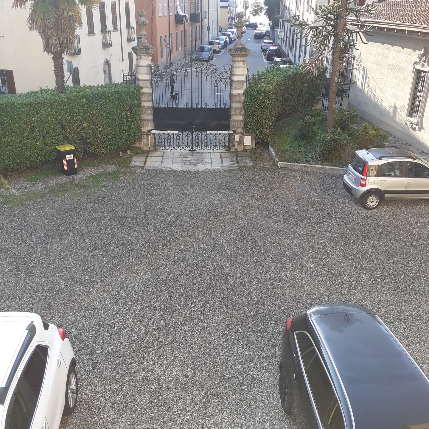 13355-immobiliaredipalo-villalibertyintra- 04_parcheggio Villa liberty con cortile interno vicino al lungolago