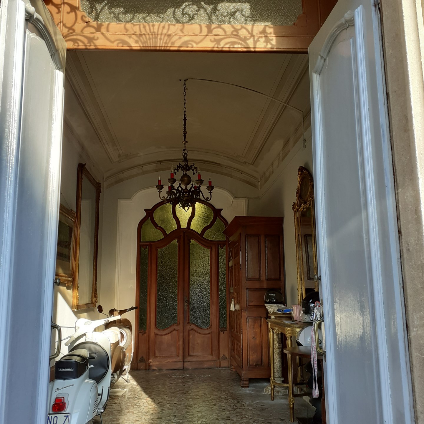 13355-immobiliaredipalo-villalibertyintra- 05_ingresso Villa liberty con cortile interno vicino al lungolago