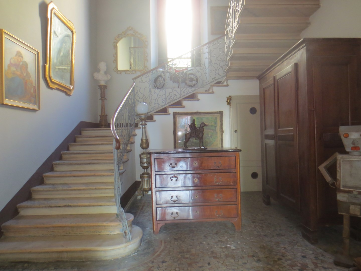 13355-immobiliaredipalo-villalibertyintra- 06_scalaingresso Villa liberty con cortile interno vicino al lungolago