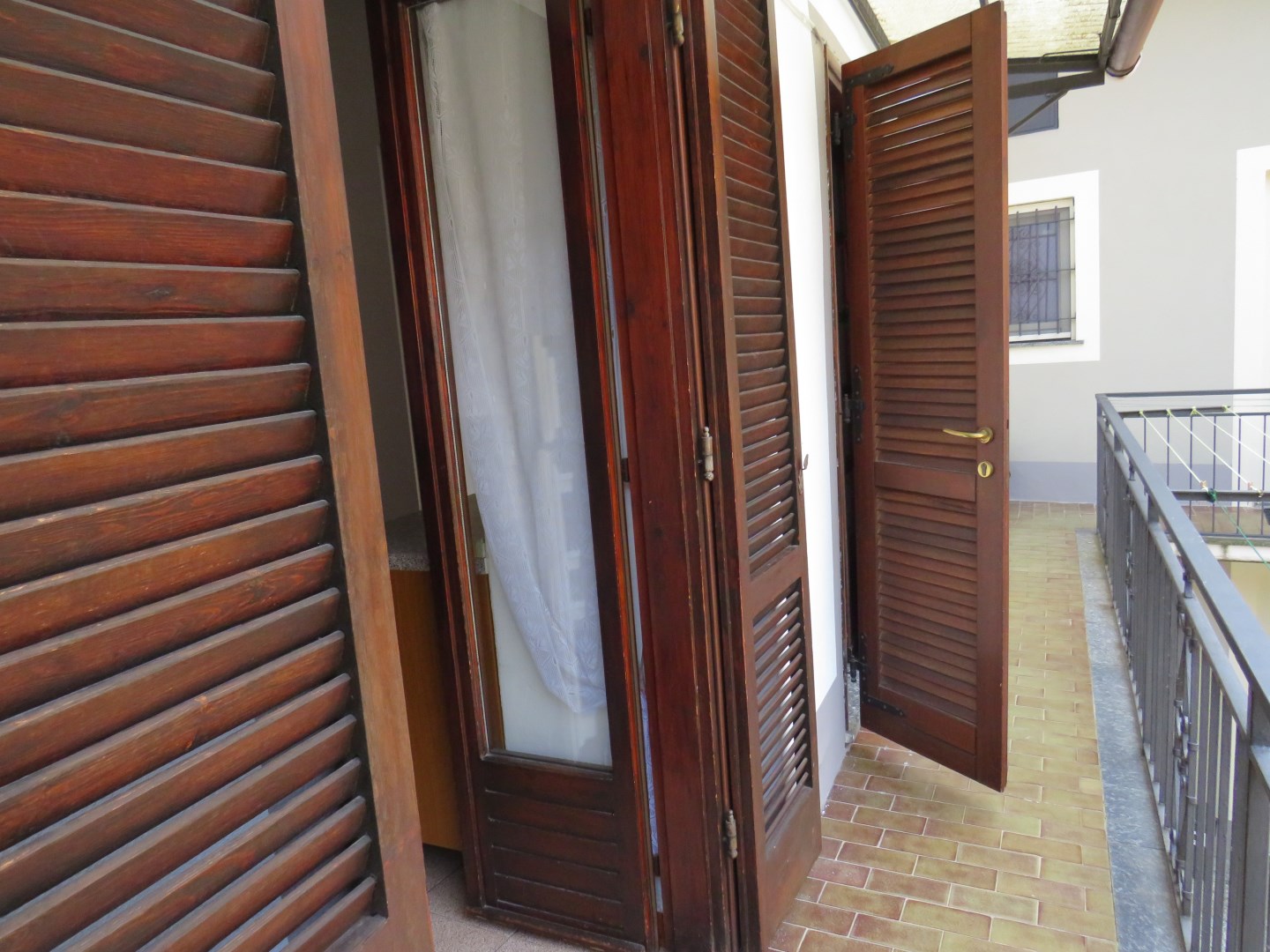 13666-immobiliaredipalo-alloggioviasancarlo- 10_balcone3 Appartamento indipendente vicinissimo al lago