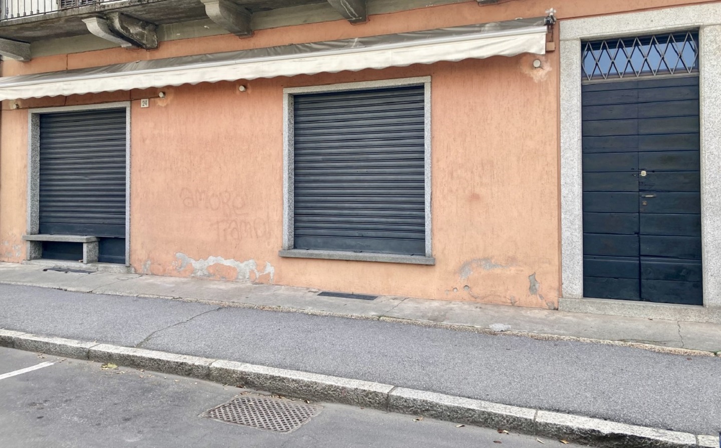 13712-immobiliaredipalo-negoziopallanza-01_esterno Negozio centrale su strada di passaggio