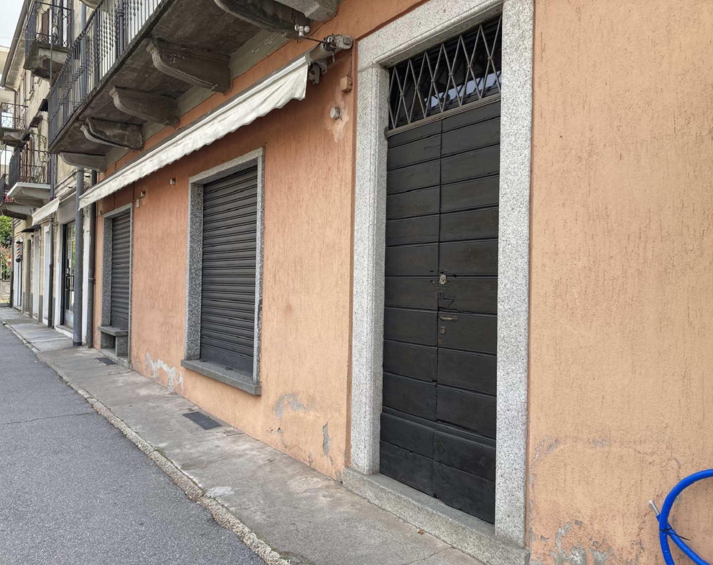 13712-immobiliaredipalo-negoziopallanza-02_esterno Negozio centrale su strada di passaggio