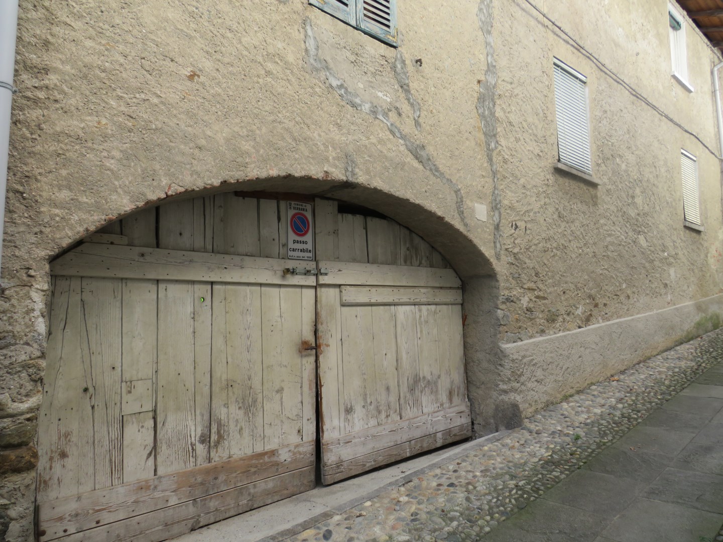 13724-immobiliaredipalo-rusticocavandone- 02_entrataauto Appartamento da ristrutturare sulle alture