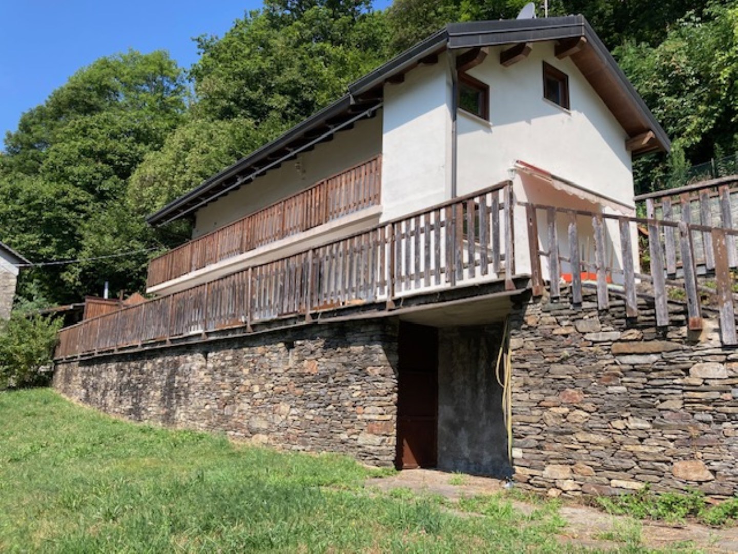 13727-immobiliaredipalo-casacicogna- 06_facciata2 Casa indipendente con giardino privato in Val Grande