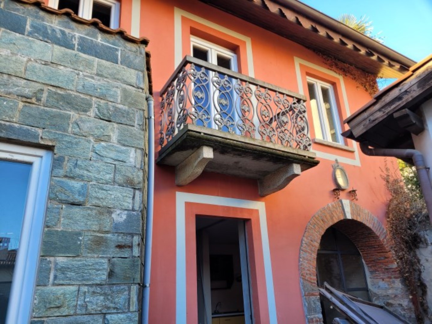 13756-immobiliaredipalo-casacarpugnino- 04_facciata2 Casa indipendente con corte privata