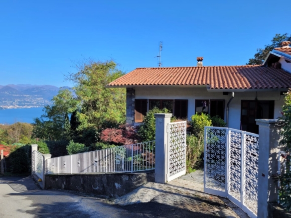 Villa vista lago con giardino privato