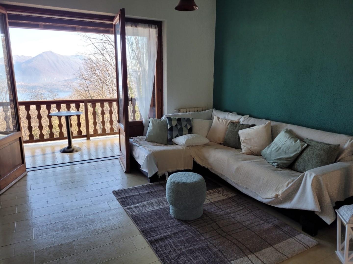 13774-immobiliaredipalo-villamagognino- 04_salotto Villa vista lago con giardino privato