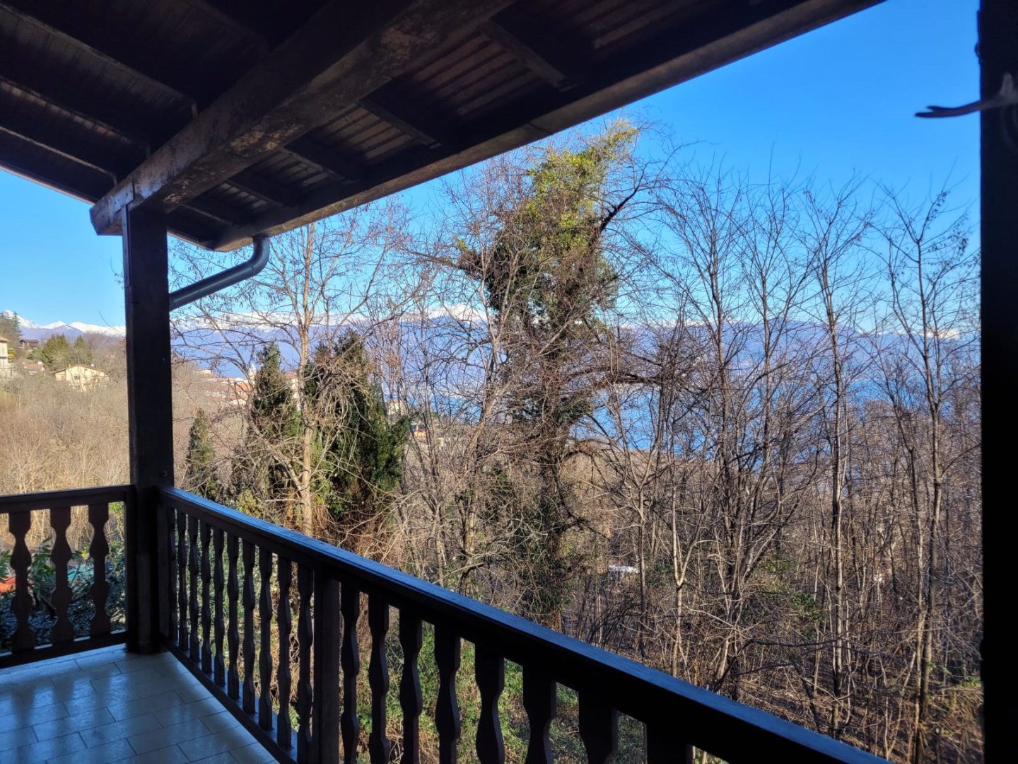 13774-immobiliaredipalo-villamagognino- 06_terrazzo Villa vista lago con giardino privato