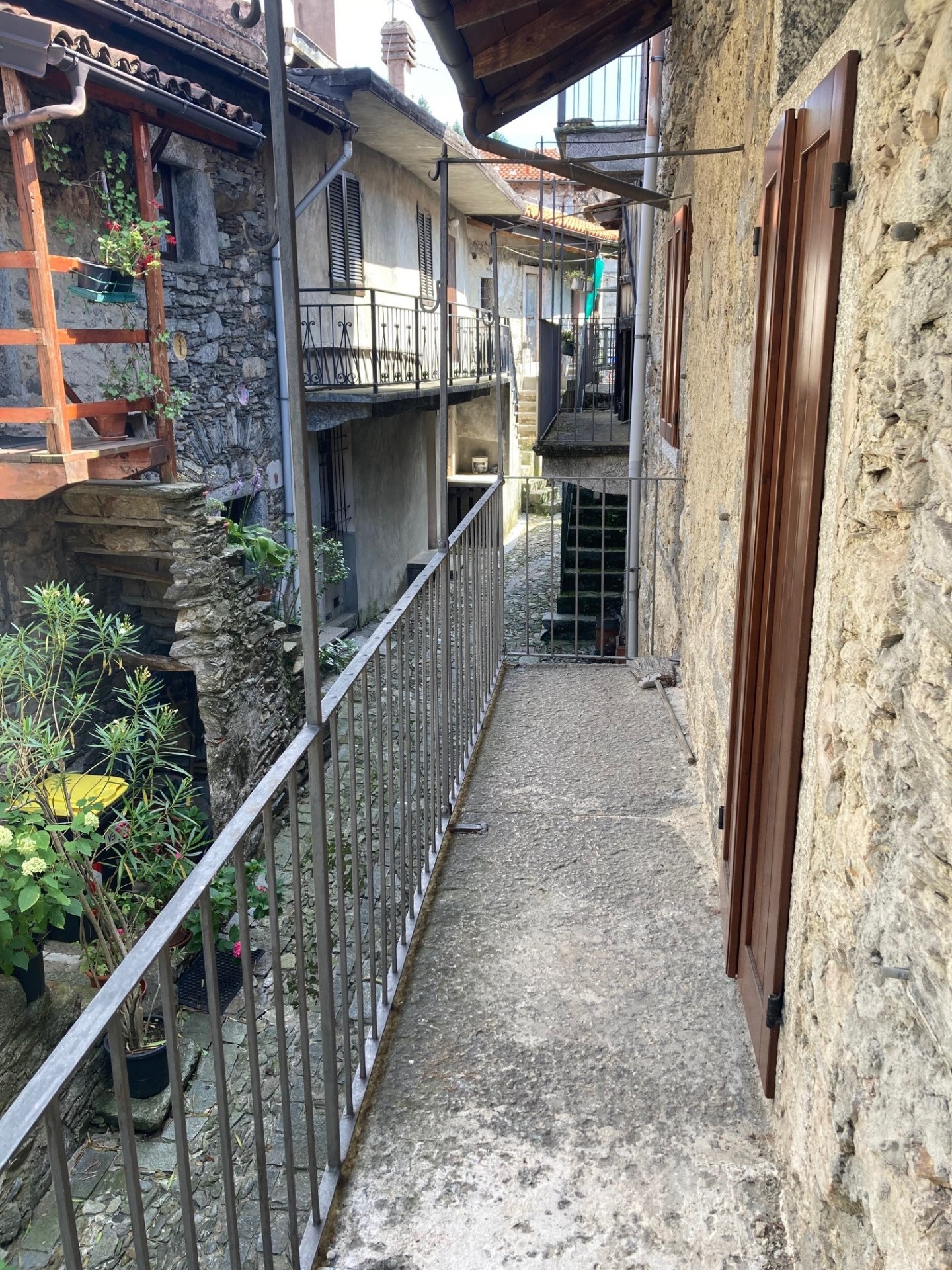 13789-immobiliaredipalo-casacavandone- 02_balcone Affascinante Casa in sasso in perfetto stato