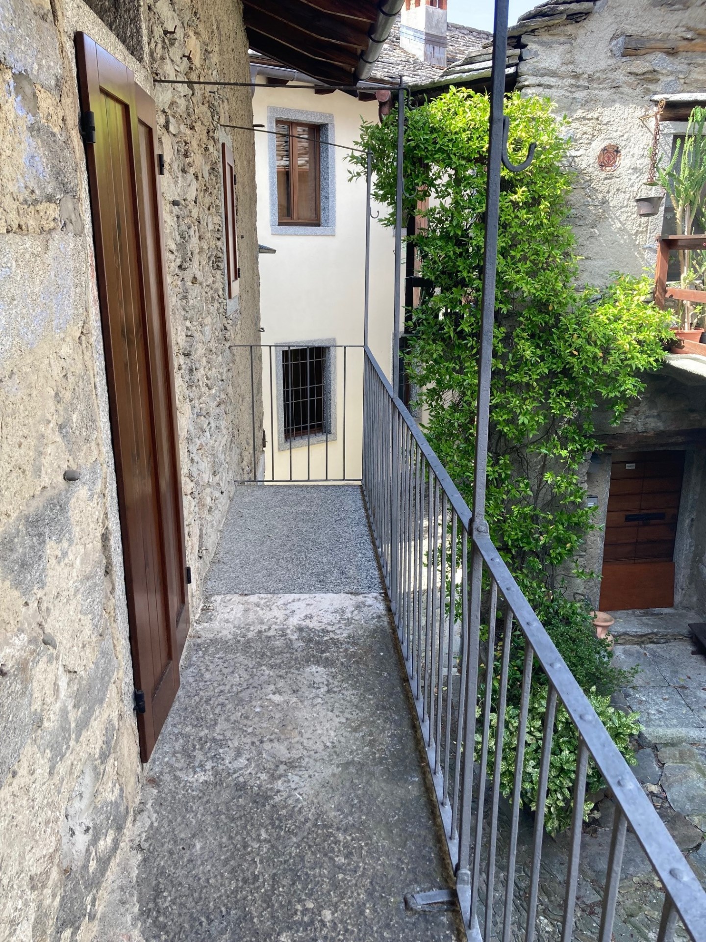 13789-immobiliaredipalo-casacavandone- 03_balcone2 Affascinante Casa in sasso in perfetto stato