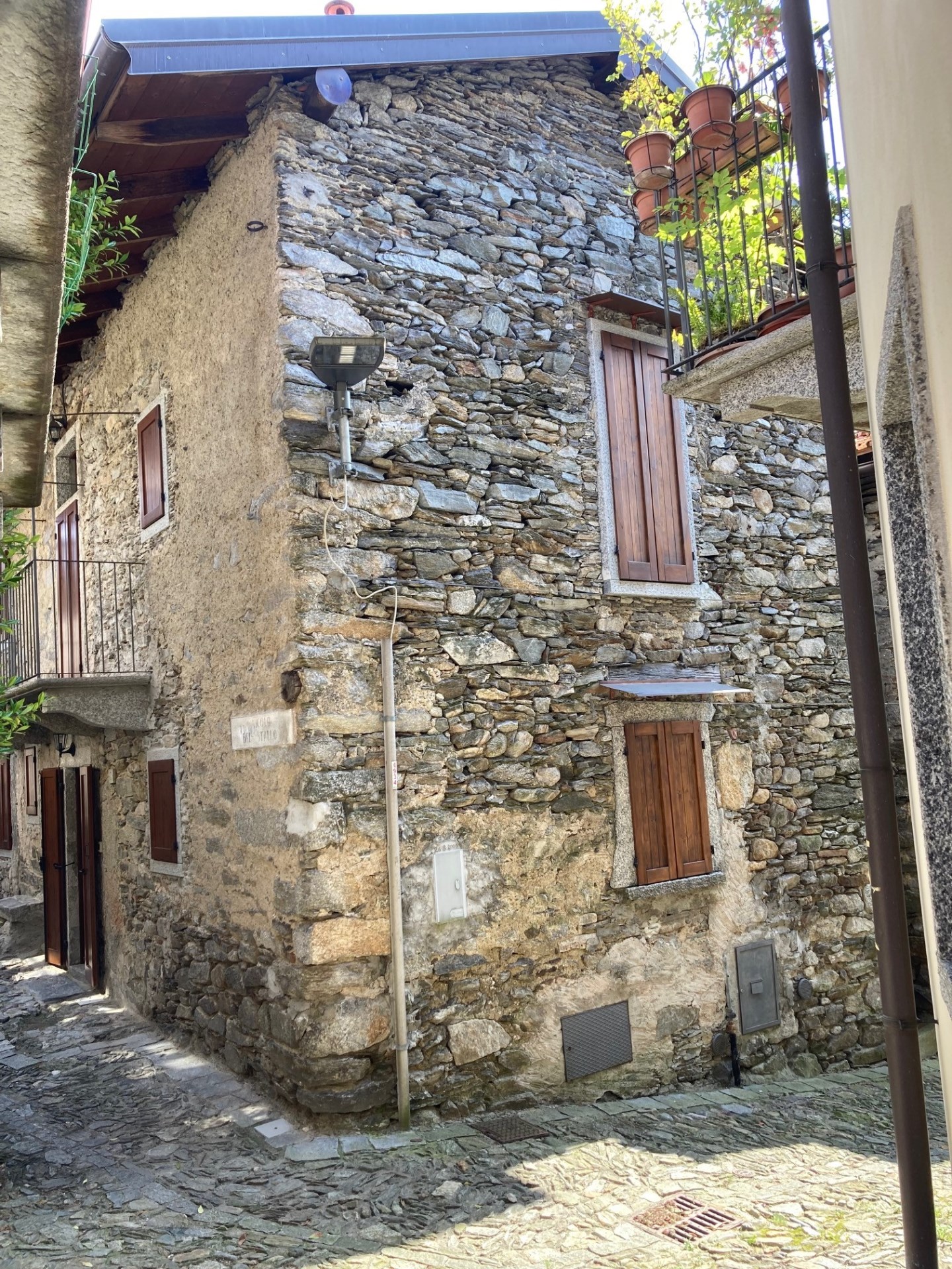 13789-immobiliaredipalo-casacavandone- 04_facciata2 Affascinante Casa in sasso in perfetto stato