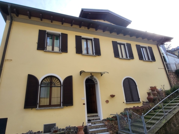 Casa indipendente con bellissimo giardino