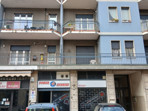Negozio eventualmente trasformabile in due garage doppi