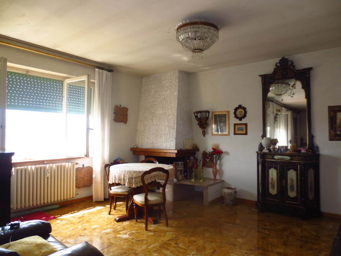 13298-immobiliaredipalo-alloggiopallanza- 06_camino Appartamento all’ultimo piano con bella vista lago
