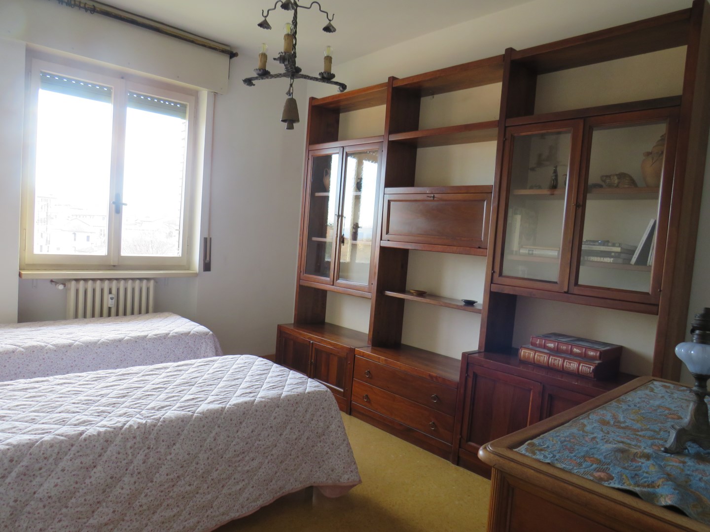 13298-immobiliaredipalo-alloggiopallanza- 08_camera Appartamento all’ultimo piano con bella vista lago