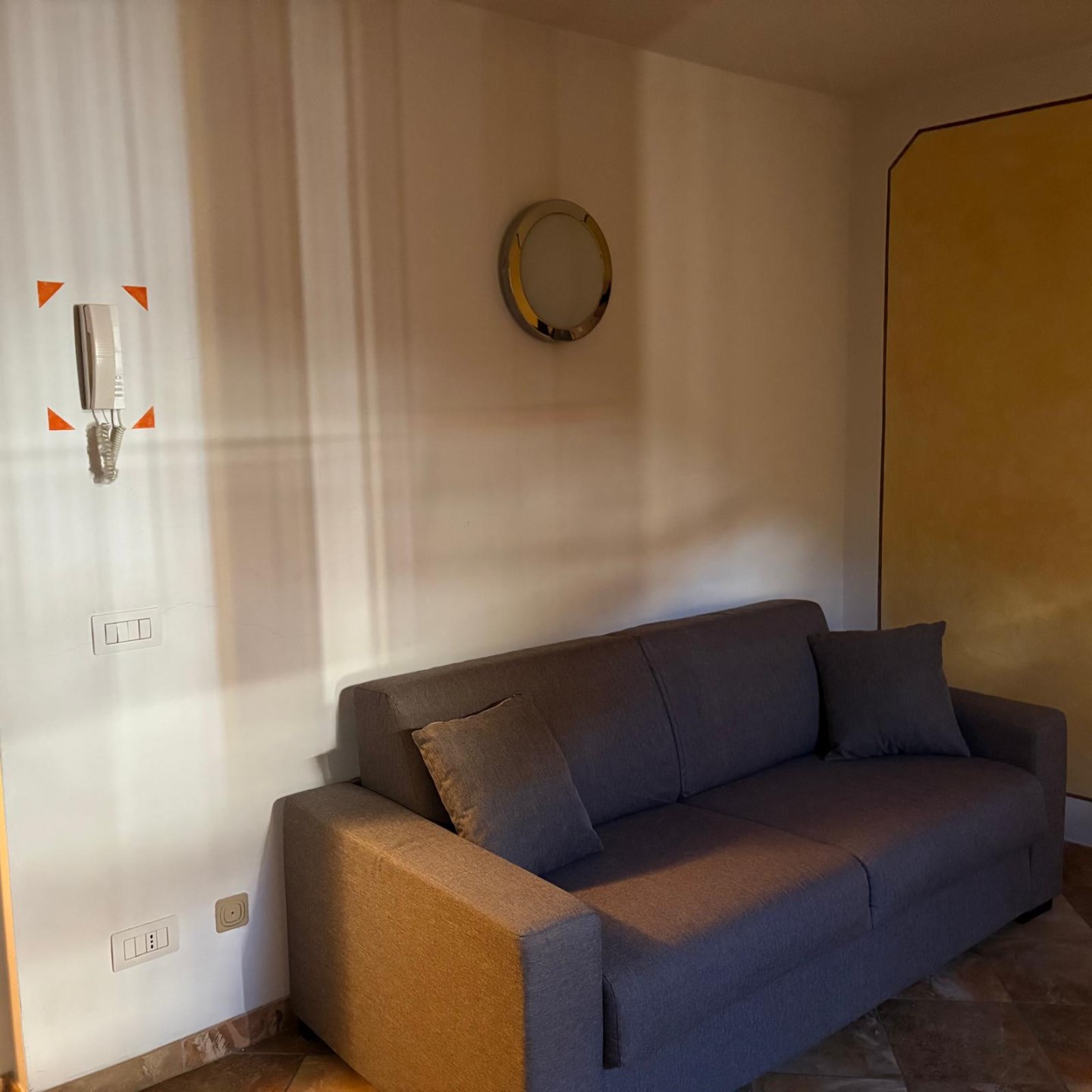00L-immobiliaredipalo-alloggiointra- 04_salotto Monolocale arredato in centro Intra