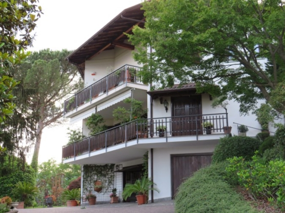 Villa sul Monterosso con vista lago e sulle isole