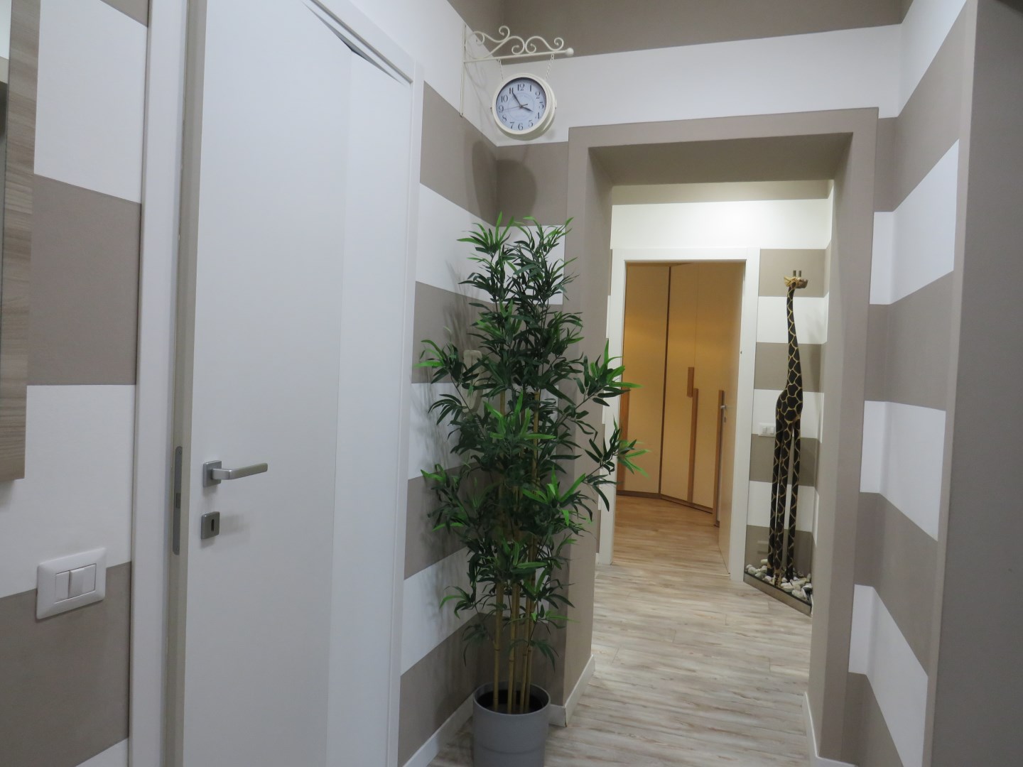 13857-immobiliaredipalo-alloggioplusc- 04_corridoio Appartamento ristrutturato in posizione strategica